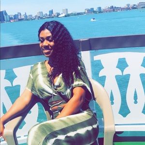 Meet your Posher, Awa